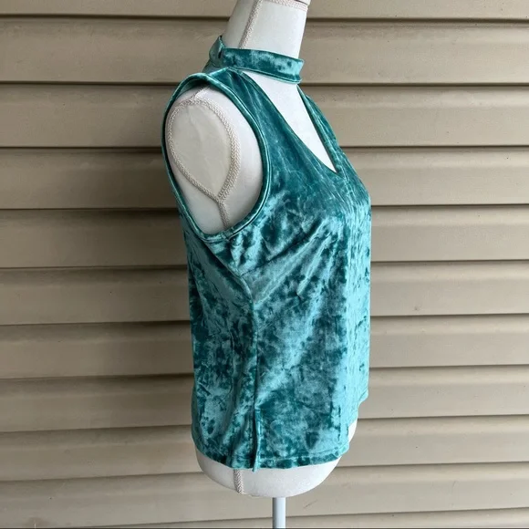 •Candie’s• Green Crushed Velvet Sleeveless Top - Size Medium - Picture 4 of 8